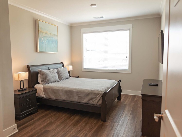 Standard guest room with queen bed