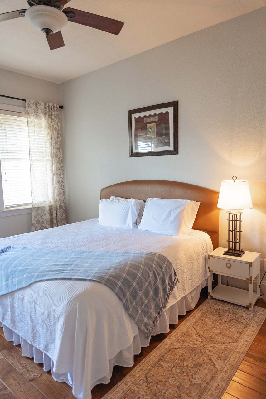 Guest bedroom with queen bed