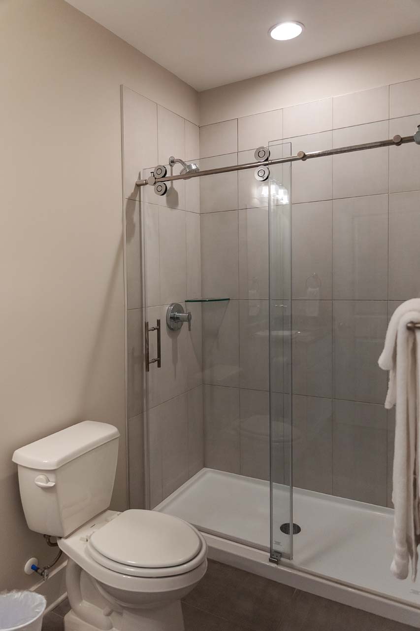 Standard bathroom with shower