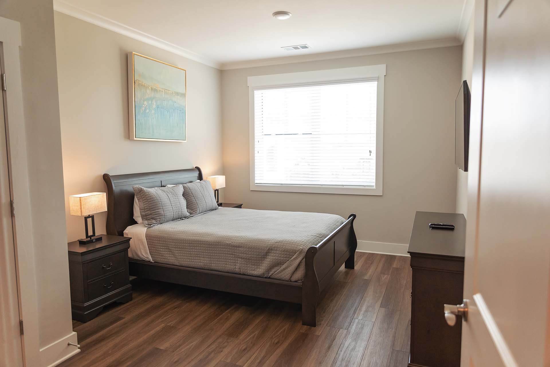 Standard guest room with queen bed