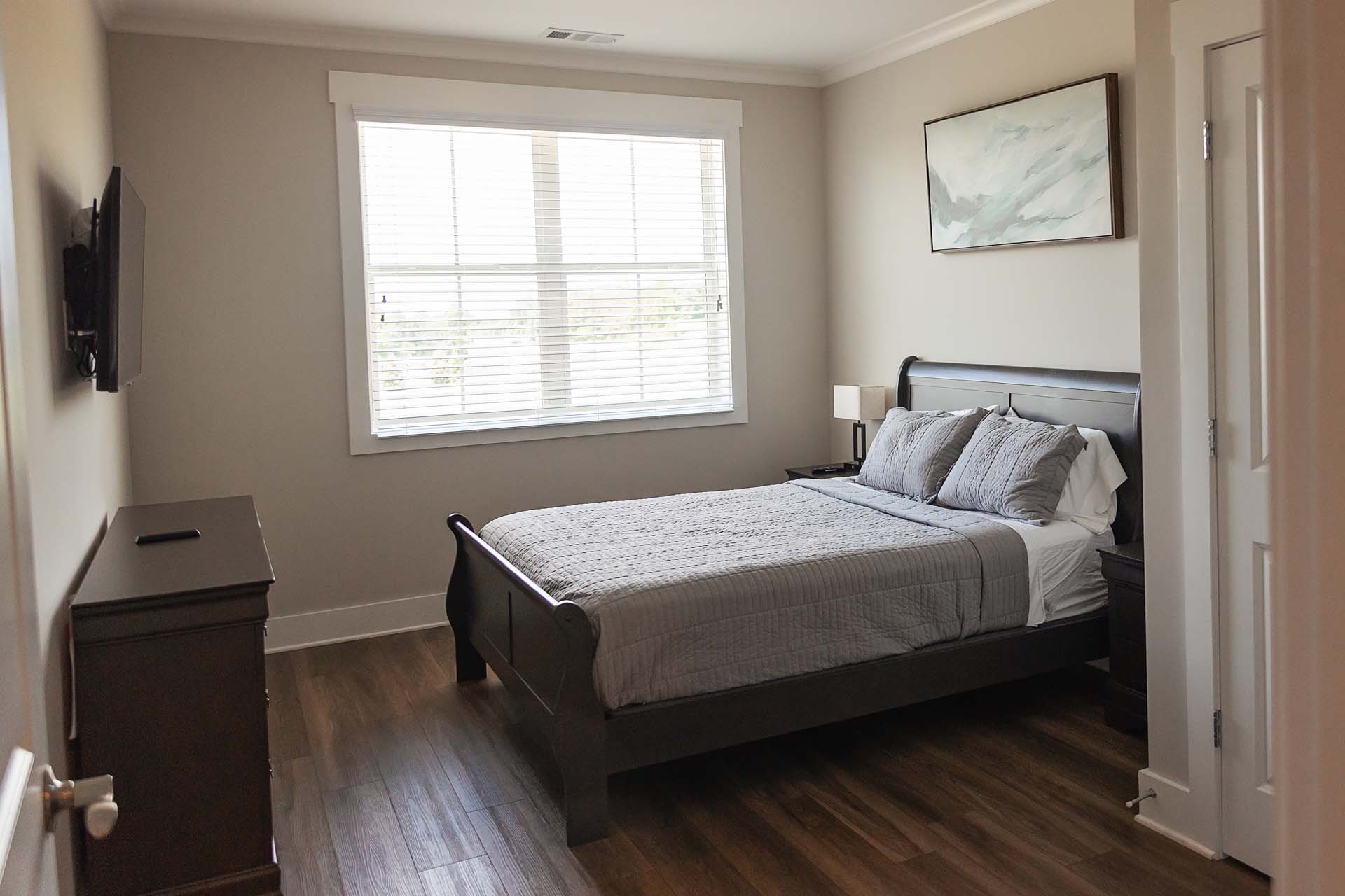Standard guest room with queen bed
