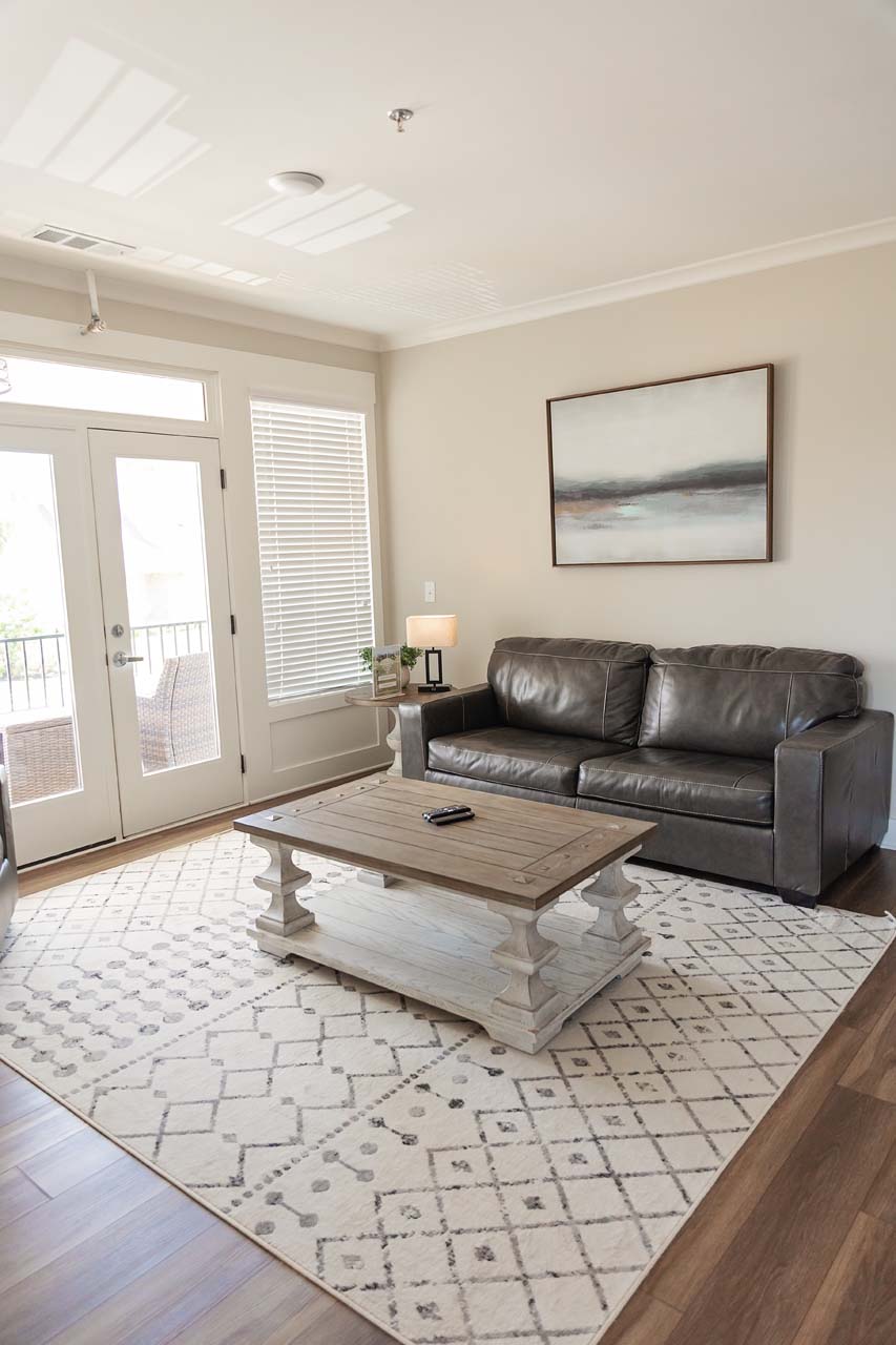 Suite common area with a sofa